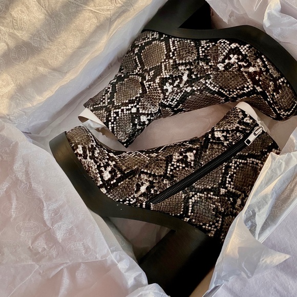 Exclusive UO x Steve Madden Square toe boots!❤️ - Picture 3 of 4